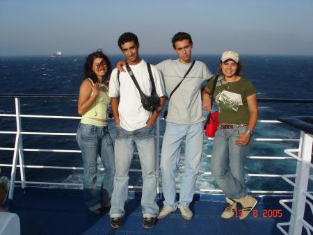 de gauche a droite: fati,moi, sinad et laila.slt a vous tous
